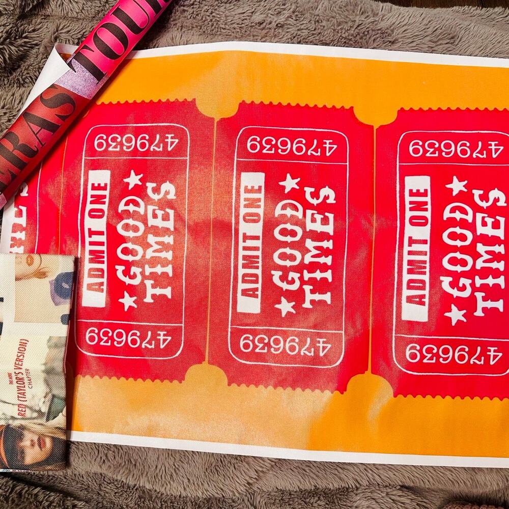 Taylor Swift lot, posters and pillow cover - Picture 3 of 6